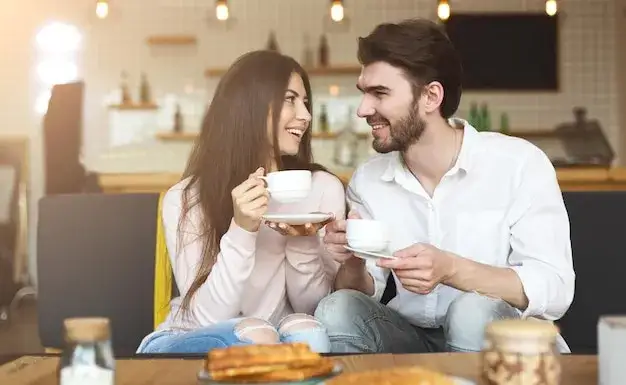 Para na pierwszej randce w kawiarni, para grająca w kręgle, para na spacerze