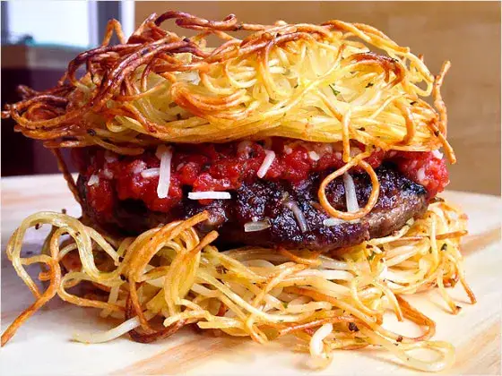 jedzenie trudne do jedzenia na randce spaghetti burger