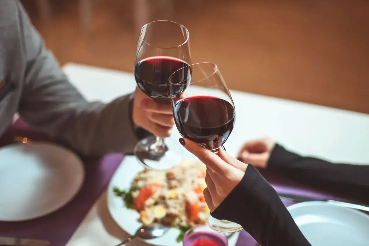 romantyczna kolacja wino białe czerwone prosecco